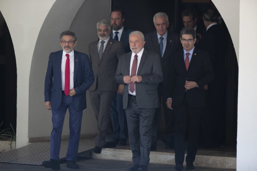 Presidente eleito Luiz Inácio Lula da Silva ao lado da equipe de transição conversa com Rodrigo Pacheco e autoridades na residência oficial do Senado - Metrópoles