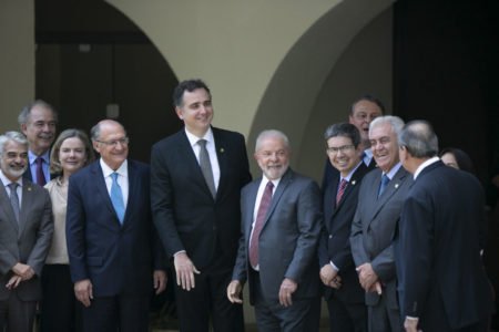Presidente eleito Luiz Inácio Lula da Silva ao lado da equipe de transição conversa com Rodrigo Pacheco e autoridades na residência oficial do Senado - Metrópoles