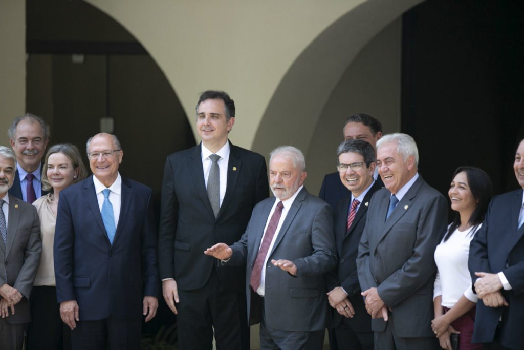 Presidente eleito Luiz Inácio Lula da Silva ao lado da equipe de transição acena para a imprensa durante pouse para foto ao lado de Rodrigo Pacheco na residência oficial do Senado - Metrópoles