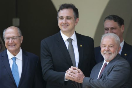 Presidente eleito Luiz Inácio Lula da Silva junta posa para foto de mãos dadas com Rodrigo Pacheco na residência oficial do Senado - Metrópoles