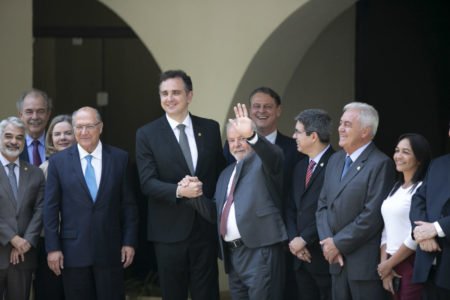Presidente eleito Luiz Inácio Lula da Silva ao lado da equipe de transição acena para a imprensa durante pouse para foto ao lado de Rodrigo Pacheco na residência oficial do Senado - Metrópoles