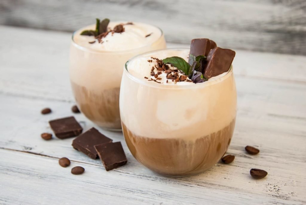 Na foto, dois copos com uma bebida com café e chocolate - Metrópoles