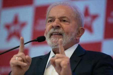 Imagem colorida de Luiz Inacio Lula da Silva durante coletiva de im