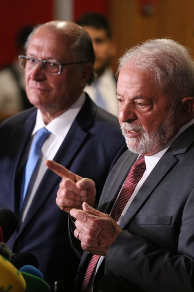 Presidente eleito Luiz Inácio Lula da Silva, acompanhado de Geraldo Alckmin concede entrevista coletiva após reunião com o presidente do TSE Alexandre de Moraes - Metrópoles