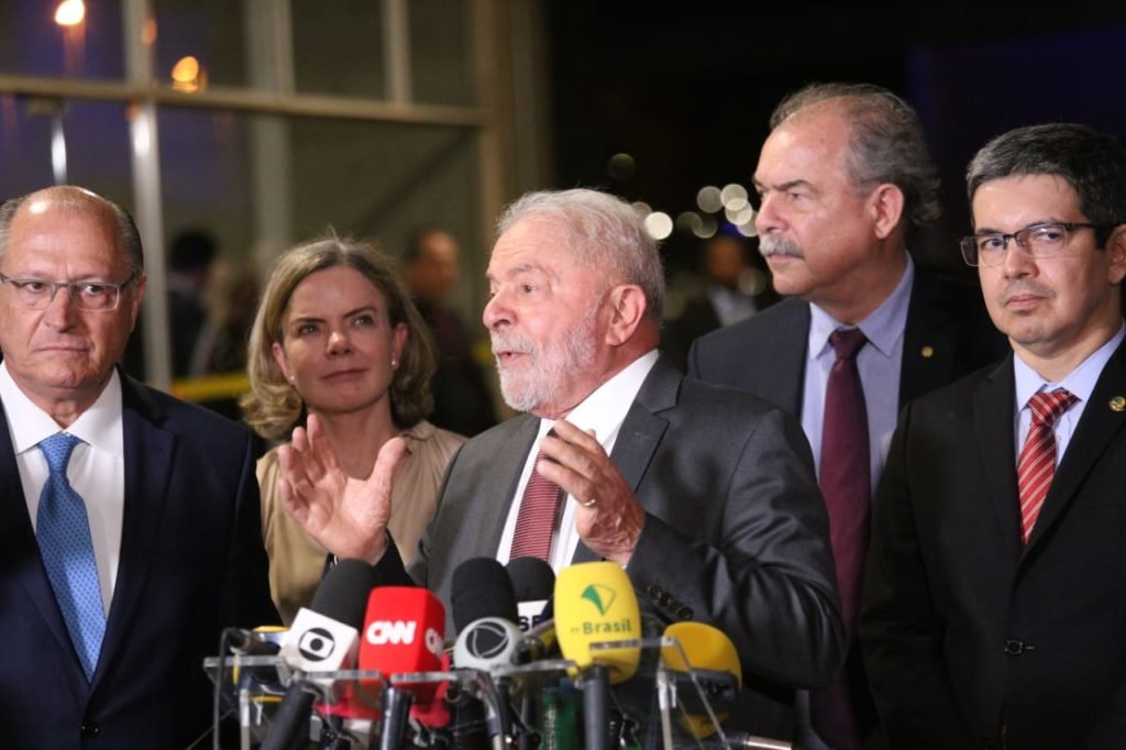 Presidente eleito Luiz Inácio Lula da Silva, acompanhado de Geraldo Alckmin, Gleisi Helena Hoffmann, Aloizio Mercadante Oliva e Randolfe Rodrigues, concede entrevista coletiva após reunião com o presidente do TSE Alexandre de Moraes - Metrópoles