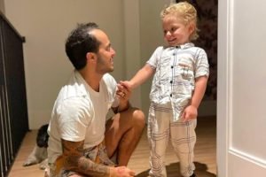 Thammy Miranda posa com o filho Bento, de 2 anos de idade - Metrópoles