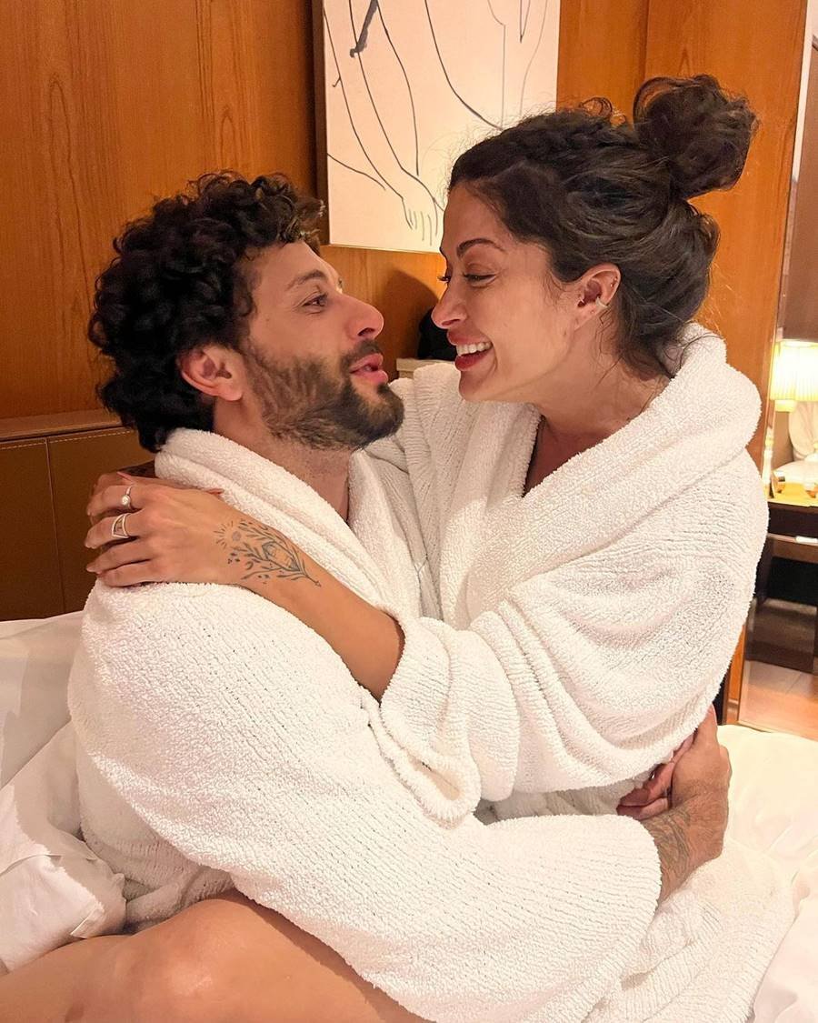 Jesus Luz e Aline Campos posam juntos para anunciar a gravidez - Metrópoes