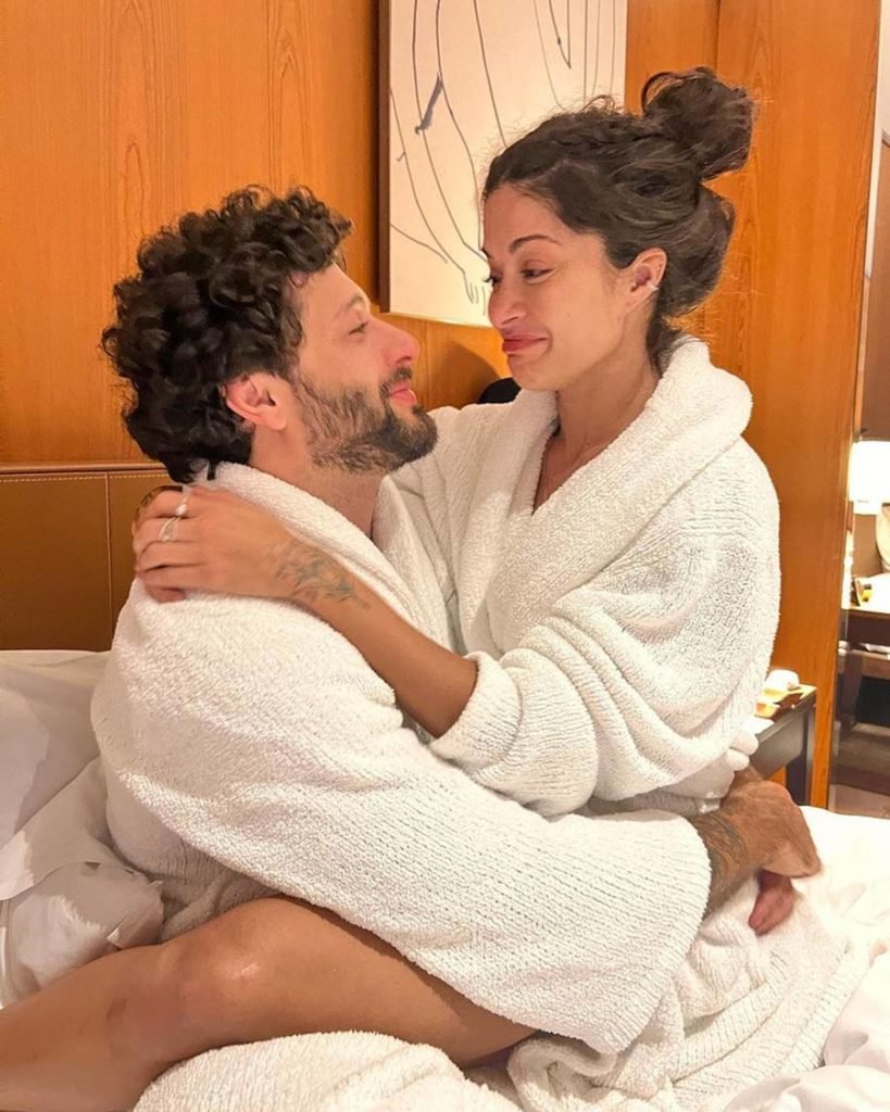 Jesus Luz e Aline Campos posam juntos para anunciar a gravidez - Metrópoes