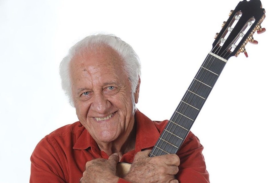 Rolando Boldrin posa sorridente para foto - Metrópoles