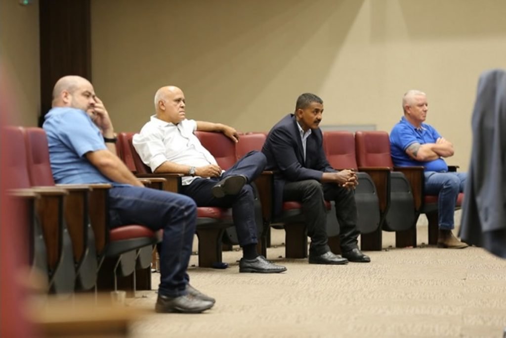 Imagem colorida mostra quatro homens sentados. O de camisa branca é Maurício Sampaio, ex-presidente do Atlético Goianiense, clube da Série A. O dirigente foi condenado por ser mandante da morte do radialista Valério Luiz, ocorrida em Goiânia (GO), em 2012 - Metrópoles