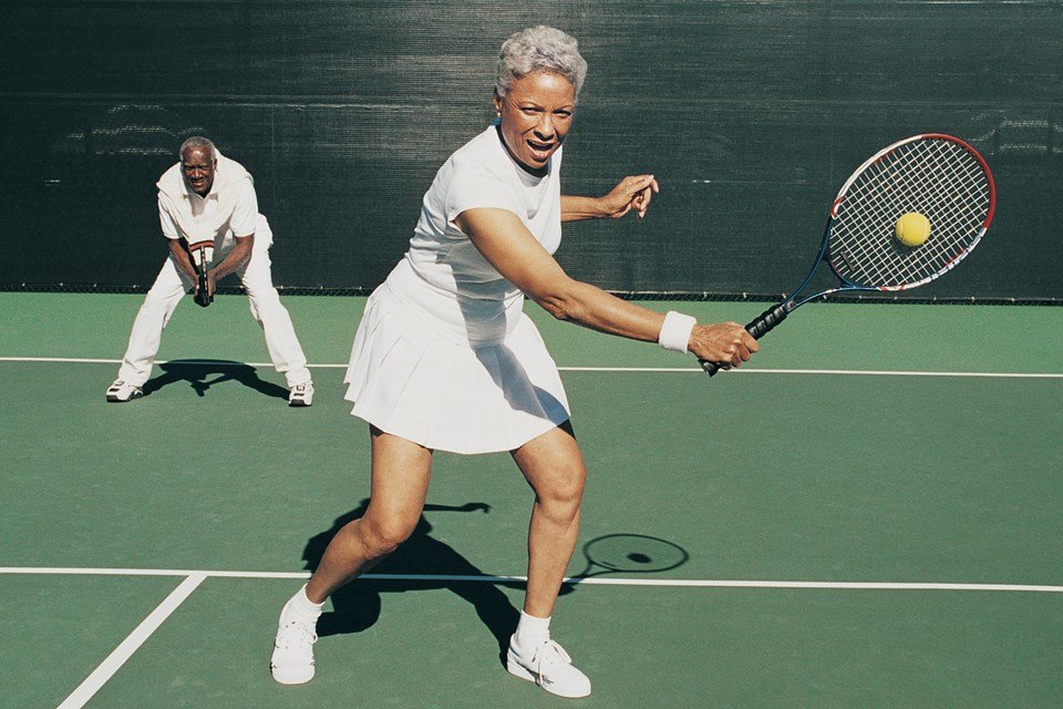 Foto colorida de homem e mulher negros jogando tênis - Metrópoles