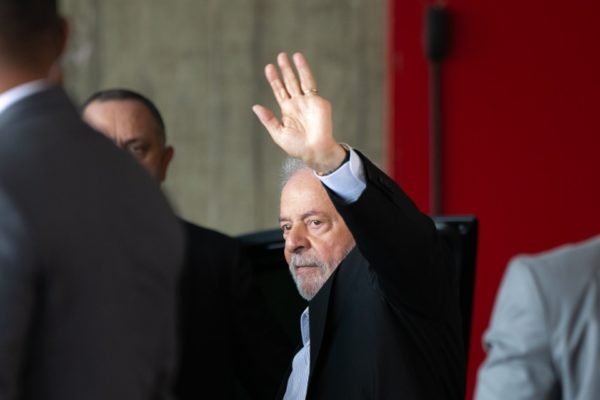 O presidente eleito Lula acena ao chegar no CCBB, sede do governo de transição, pela primeira vez - Metrópoles