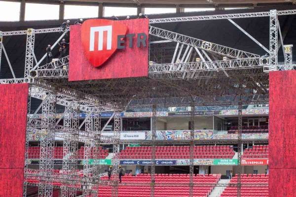 Montagem do palco para o show do The Killers