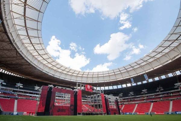 Montagem do palco para o show do The Killers