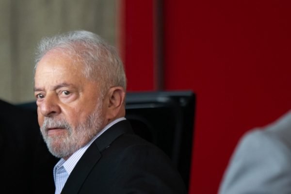 O presidente eleito Lula olha para o público ao desembarcar no CCBB, sede do governo de transição - Metrópoles