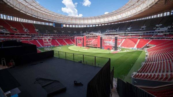 Montagem do palco para o show do The Killers