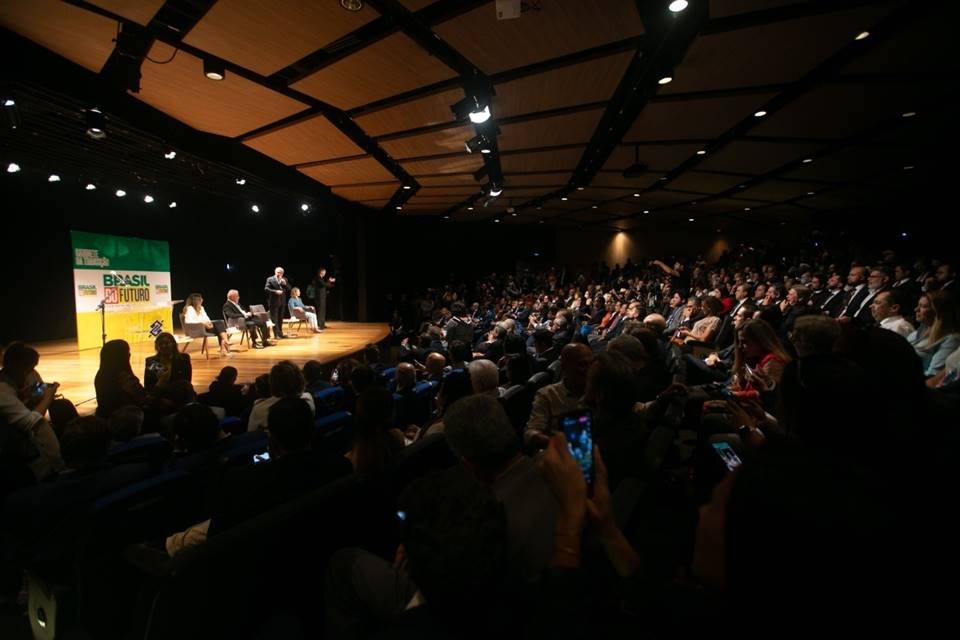Imagem colorida mostra Luiz Inácio Lula da Silva, presidente eleito, em pé em um palco. Ele usa terno e segura um microfone - Metrópoles