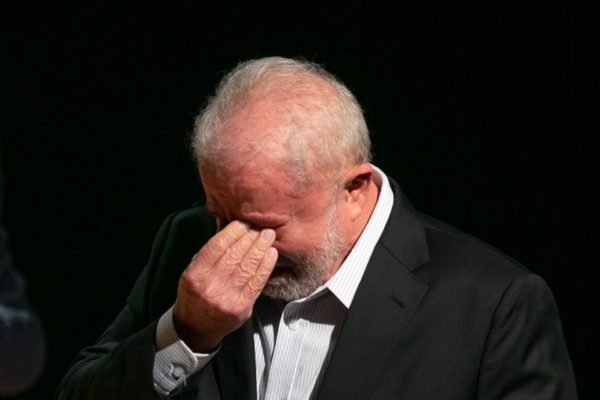 Imagem colorida com Lula de olhos vermelhos chorando durante evento no CCBB - Metrópoles