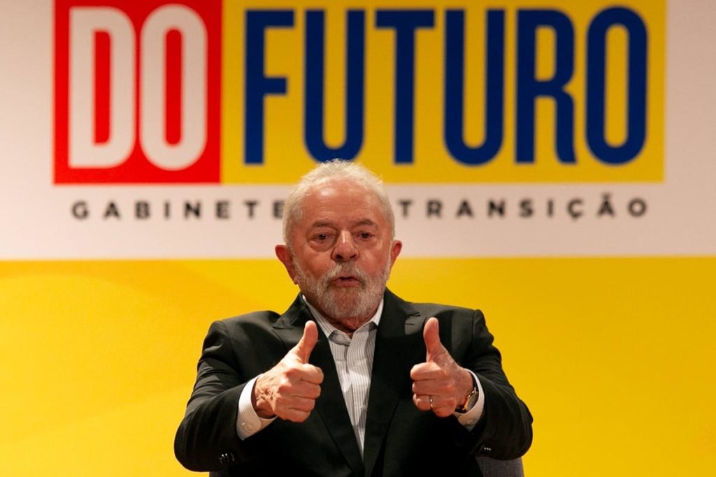 Imagem colorida mostra Luiz Inácio Lula da Silva, presidente eleito, em pé em um palco. Ele usa terno e segura um microfone - Metrópoles