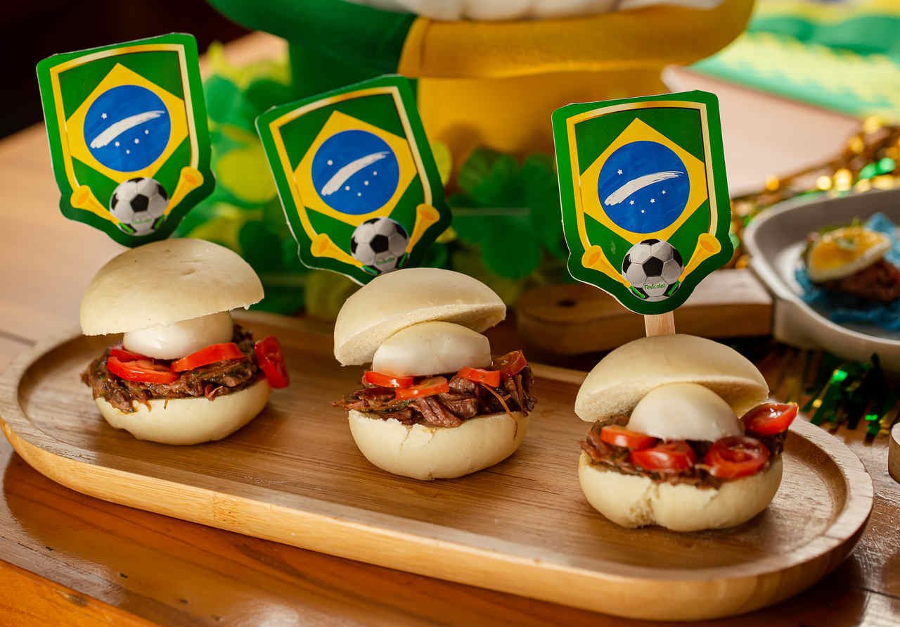Na foto, três mini hambúrgueres com bandeiras do Brasil - Metrópoles