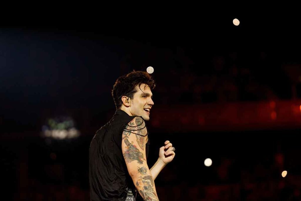 Foto colorida de Luan Santana em show - Metrópoles