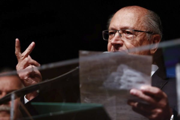 Na foto colorida Vice-presidente eleito Geraldo Alckmin lê texto durante coletiva de imprensa no CCBB - Metrópoles