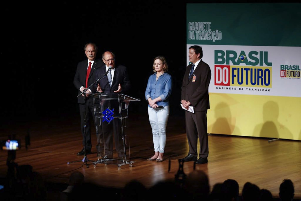 Na foto colorida Vice-presidente eleito Geraldo Alckmin, Aloizio Mercadante, deputada federal Gleisi Hoffman e ex-deputado Floriano Pesaro durante coletiva de imprensa no CCBB - Metrópoles
