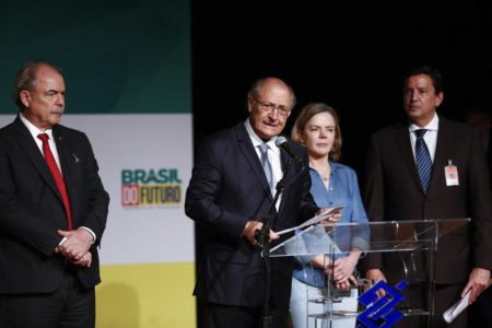Na foto colorida Vice-presidente eleito Geraldo Alckmin, Aloizio Mercadante, deputada federal Gleisi Hoffman e ex-deputado Floriano Pesaro durante coletiva de imprensa no CCBB - Metrópoles
