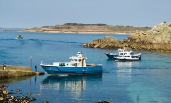 Foto colorida de um lago azul com barcos