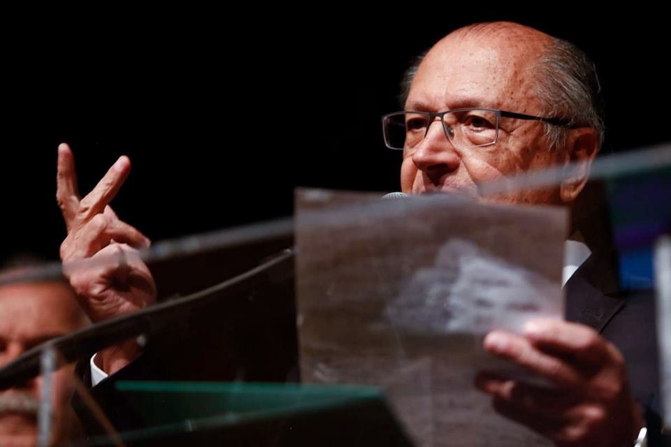 Na foto colorida Vice-presidente eleito Geraldo Alckmin lê texto durante coletiva de imprensa no CCBB - Metrópoles