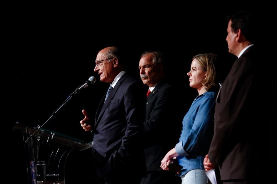 Na foto colorida Vice-presidente eleito Geraldo Alckmin, Aloizio Mercadante, deputada federal Gleisi Hoffman e ex-deputado Floriano Pesaro durante coletiva de imprensa no CCBB - Metrópoles