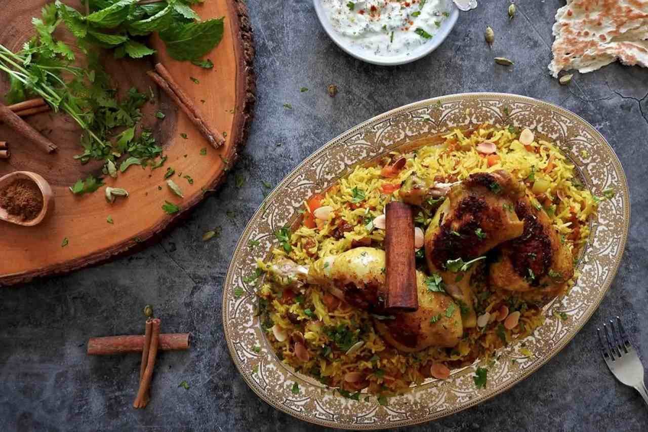 Na foto, um pato com arroz e frango em um fundo cinza - Metrópoles