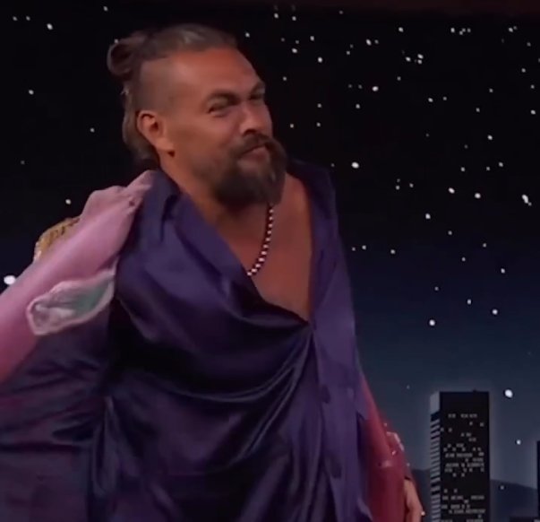 Vídeo: Jason Momoa tira a roupa durante programa de TV