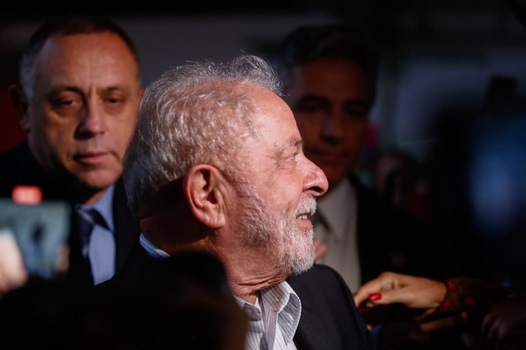 Imagem colorida mostra o presidente eleito Lula (PT) conversando. Seu rosto está sorridente - Metrópoles