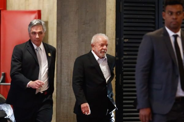 Imagem colorida mostra presidente eleito Lula (PT) caminhando - Metrópoles