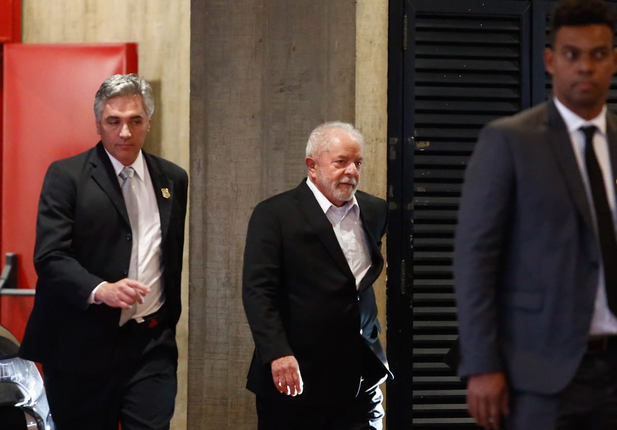 Imagem colorida mostra presidente eleito Lula (PT) caminhando - Metrópoles
