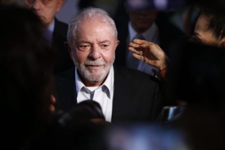 Imagem colorida mostra presidente eleito Lula sorrindo - Metrópoles
