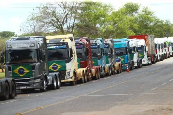 Movimento dos caminhões no Quartel-General do Exército no Setor Militar Urbano. Os veículos aparecem enfileirados e com bandeiras do Brasil presas do capô - Metrópoles