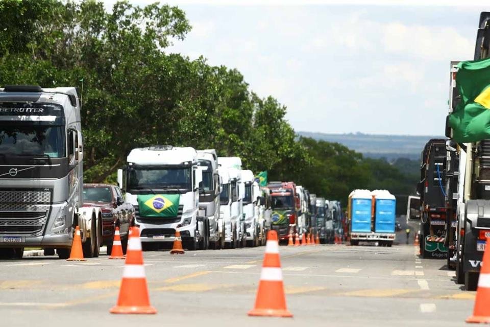Movimento dos caminhões no Quartel-General do Exército no Setor Militar Urbano