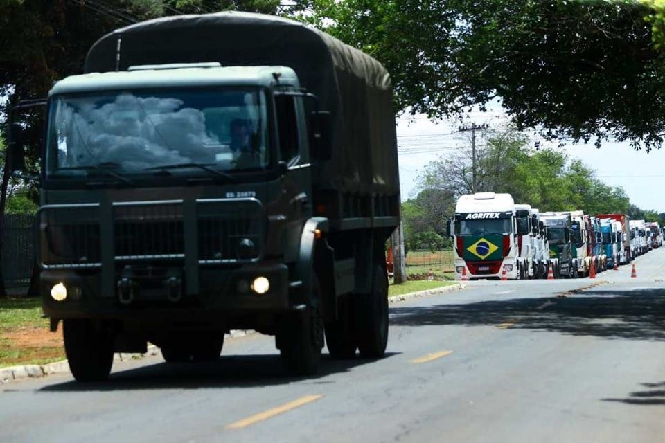 Movimento dos caminhões no Quartel-General do Exército no Setor Militar Urbano