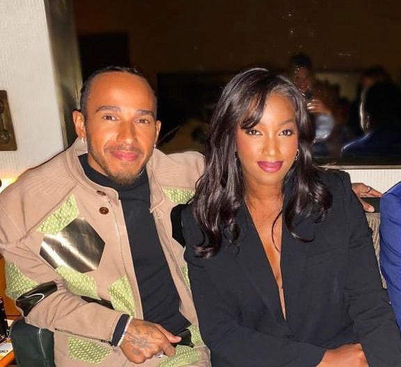 Iza ao lado do piloto Lewis Hamilton