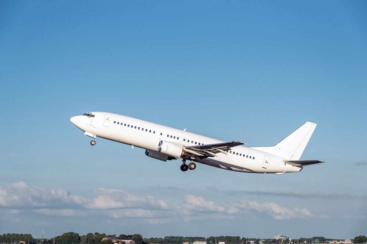 Foto colorida de avião levantando voo. Passagens aéreas-Metrópoles