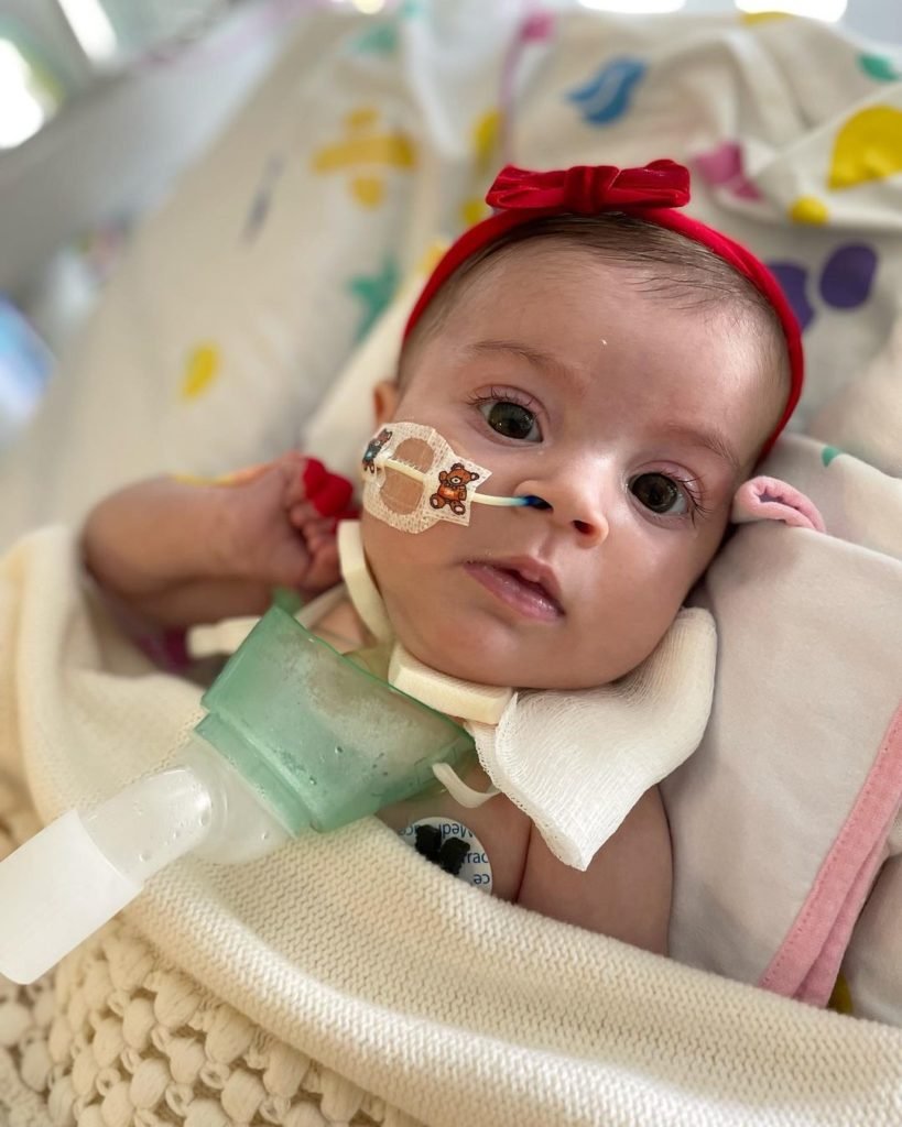 Image of Maria Guilhermina, daughter of Juliano and Letícia Cazarré, admitted to the ICU