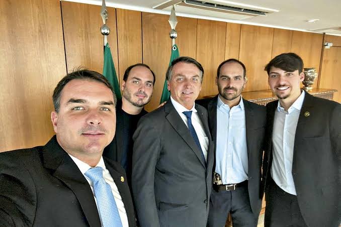 Jair Bolsonaro com os filhos Fávio, Carlos, Eduardo e Jair Renan