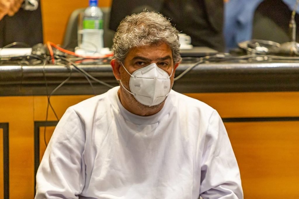 Imagem colorida mostra Paulo José Arronenzi sentado no banco dos réus. Ele é foi condenado a 45 anos de prisão por assassinar a ex-esposa - Metrópoles