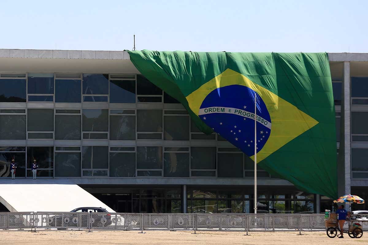 Bandeira gigante do Brasil aparece tremulando na frente do Palácio do Planalto - Metrópoles