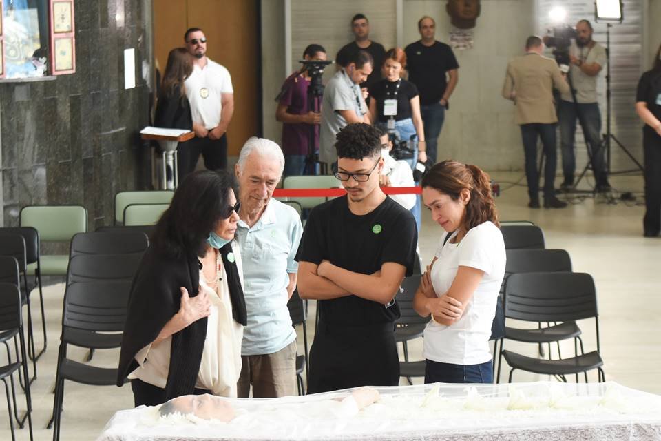Viúva e filho de Gal Costa se despedem da cantora na Alesp