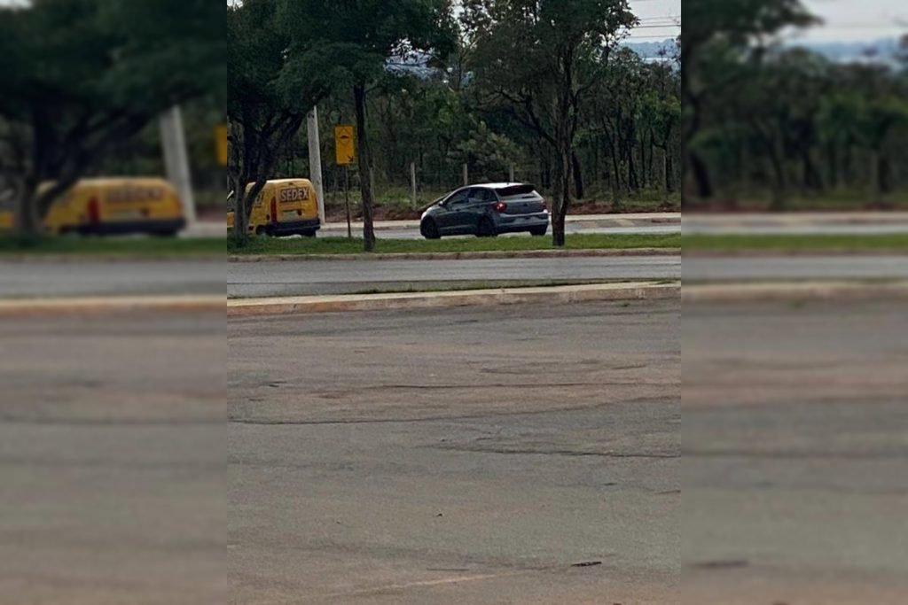 Carro cinza estacionado