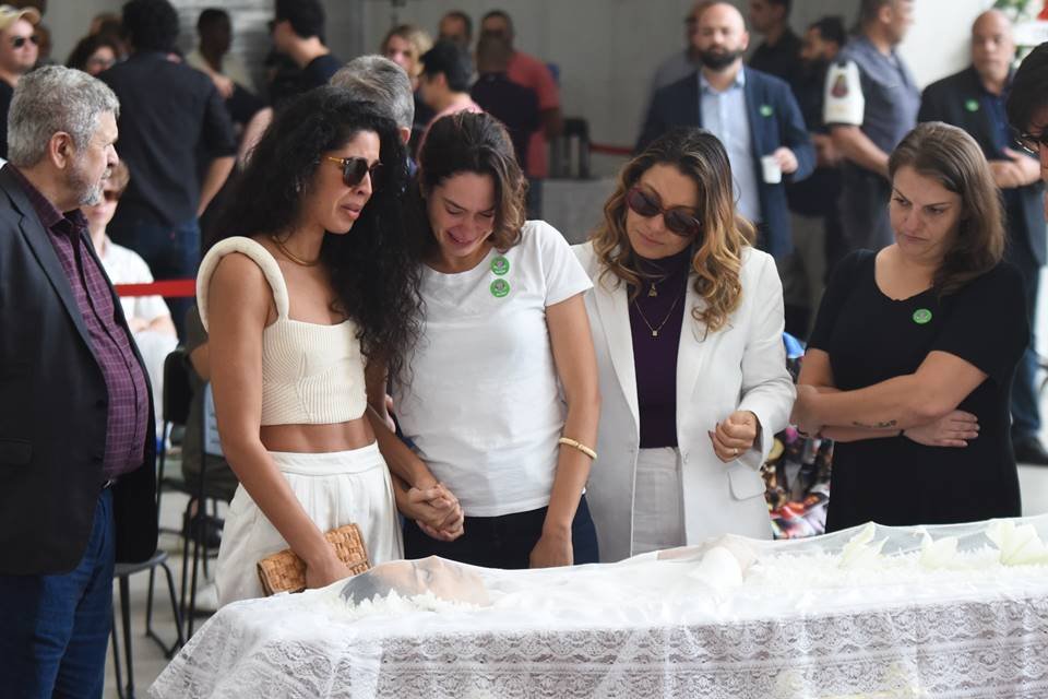 Bela Gil e Janja no velório de Gal Costa