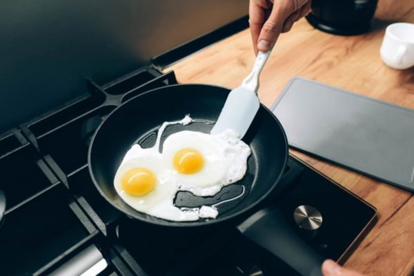 Homem frita dois ovos em frigideira antiaderente - Metrópolesi